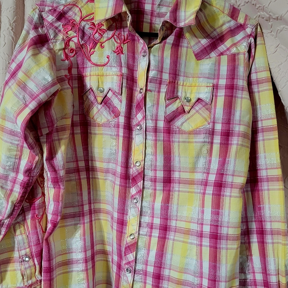 Women vintage Size Small/med Ariat western shirt Rhinestone snaps. Hard to find.